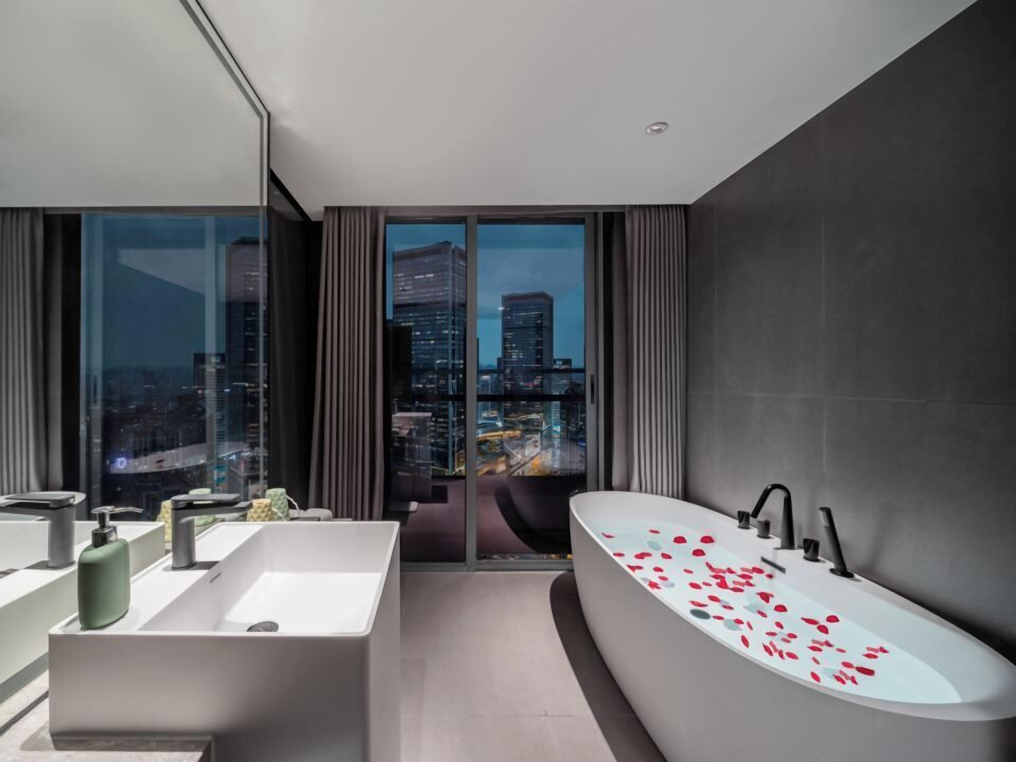 Comfort eenpersoonskamer, balkon, uitzicht op de stad | Badkamer | Gratis toiletartikelen, een haardroger, badjassen, pantoffels