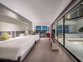 Premium bedding, free minibar, in-room safe, soundproofing