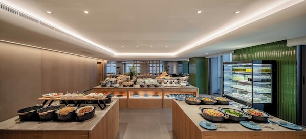 Daily buffet breakfast (CNY 98 per person)