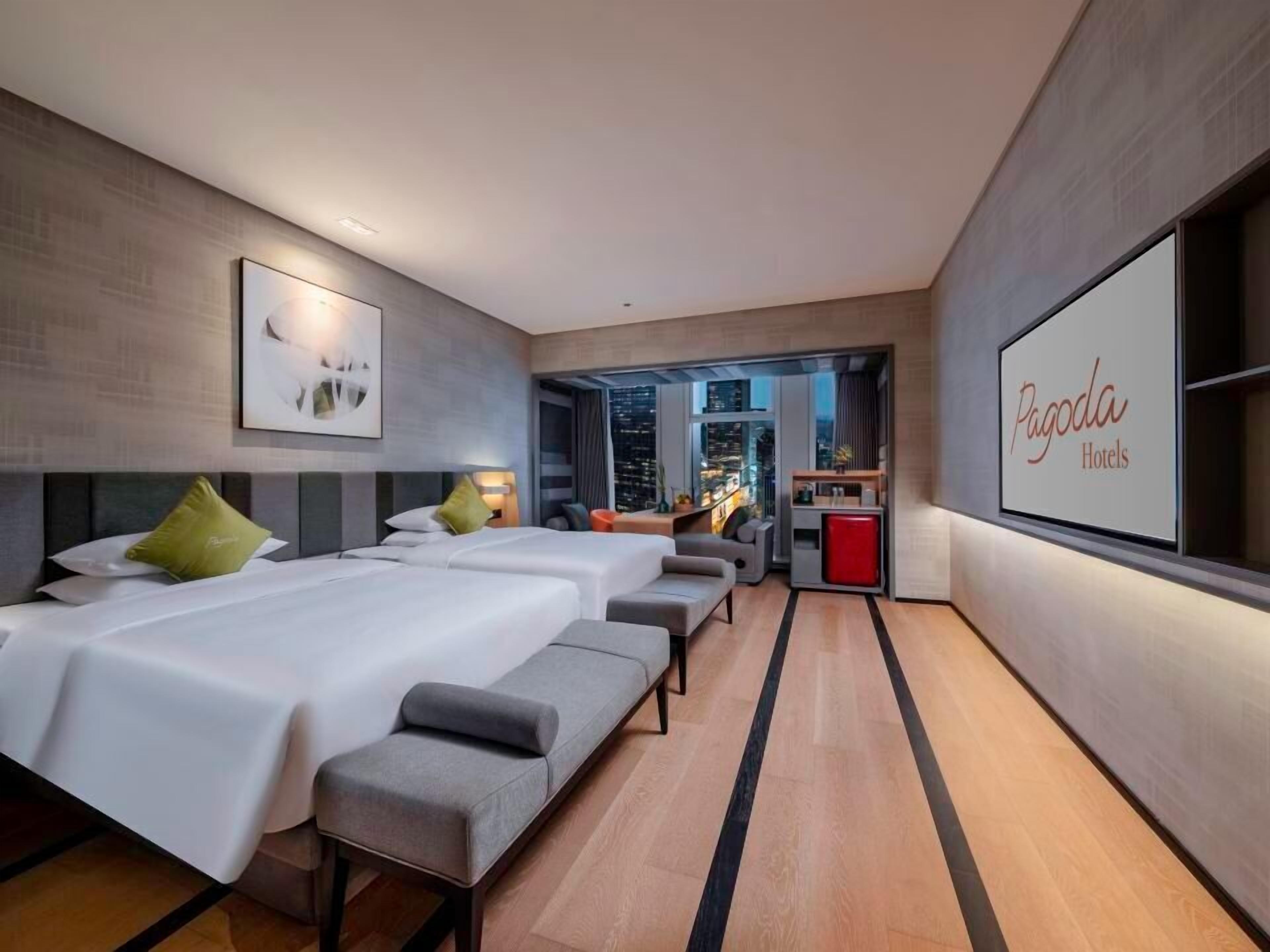 Premium bedding, free minibar, in-room safe, soundproofing