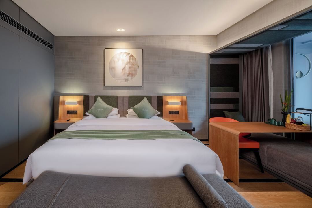 Eenvoudige eenpersoonskamer, balkon, uitzicht op stad | Luxe beddengoed, een gratis minibar, een kluis op de kamer