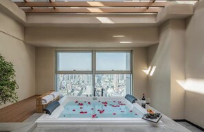 Superior Single Room, Patio, City View | Bathroom | Free toiletries, hair dryer, bathrobes, slippers - Pagoda Hotel Chengdu Taikoo Li (Chengdu)