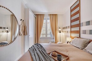 Tabla de planchar con plancha, wifi, ropa de cama