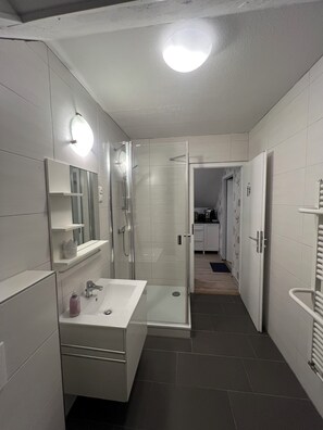 Dusche, Haartrockner, Seife, Shampoo