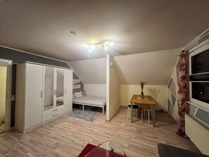 2 chambres, coffres-forts dans les chambres, bureau, lit parapluie