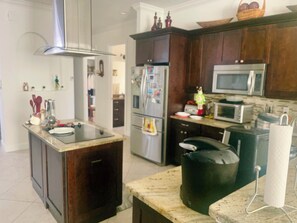 Køleskab, mikrobølgeovn, ovn, kogeplade