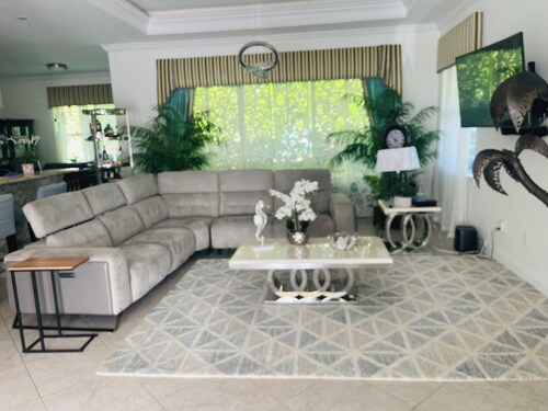 Spacious Living in Paradise 5 bedroom3 baths Vacation Home in 2,652ft² Naples