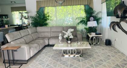 Spacious Living in Paradise 5 bedroom3 baths Vacation Home in 2,652ft² Naples