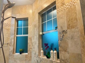 Doccia, asciugacapelli, bidet, asciugamani