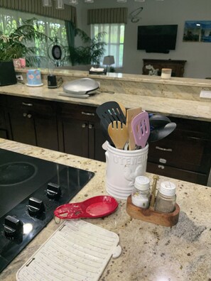 Fridge, microwave, oven, stovetop - Spacious Living in Paradise 5 bedroom3 baths Vacation Home in 2,652ft² Naples (Naples)
