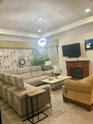 TV connectée, cheminée, écrans d'ordinateur, imprimantes