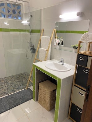Douche, sèche-cheveux, serviettes fournies, savon