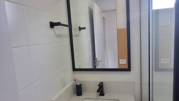 Regadera, secadora de cabello, toallas, papel de baño