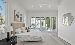 6 bedrooms, desk, WiFi