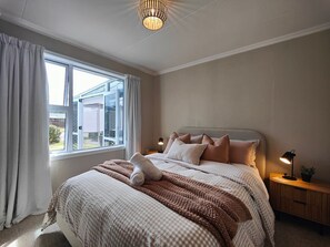 4 bedrooms, iron/ironing board, WiFi, bed sheets