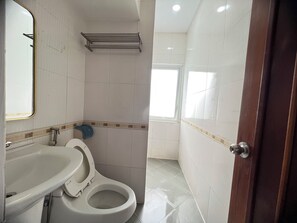 Familien-Vierbettzimmer | Badezimmer | Dusche, Haartrockner, Handtücher, Toilettenpapier