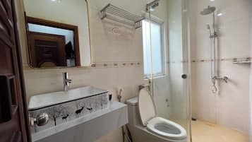 Kamar Double Deluks | Kamar mandi | Shower, pengering rambut, handuk, dan tisu toilet
