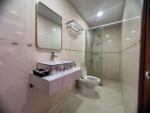Triple Room | Bathroom | Shower, hair dryer, towels, toilet paper