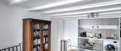 Fridge, microwave, oven, coffee/tea maker