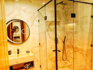 Ducha, secador de pelo, toallas, jabón