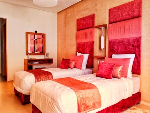 4 habitaciones, tabla de planchar con plancha, wifi y ropa de cama 