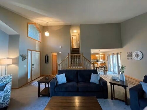 Stunning lakeside cabin-100 ft of private, stair-free shoreline-3,000 acre lake