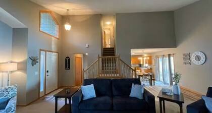 Stunning lakeside cabin-100 ft of private, stair-free shoreline-3,000 acre lake