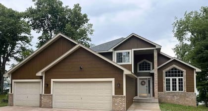 Stunning lakeside cabin-100 ft of private, stair-free shoreline-3,000 acre lake