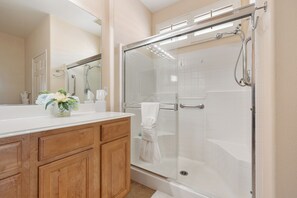 Douche, séchoir à cheveux, serviettes fournies, savon