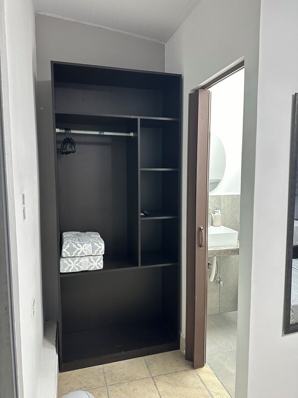 Værelse til 3 personer - privat badeværelse | Klædeskab