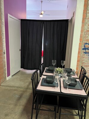Dining - Charming 1-bedroom apartment in superb San Antonio with fitness room, WiFi (San Antonio)