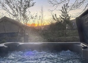 Outdoor spa tub