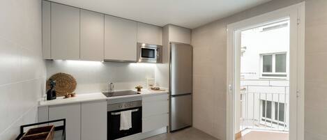 Jääkaappi, mikroaaltouuni, uuni, liesi