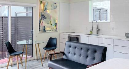 Chic new guest suite studio with WiFi and AC in fabulous West Hollywood