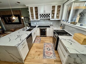 Kylskåp, mikrovågsugn, ugn och spishäll