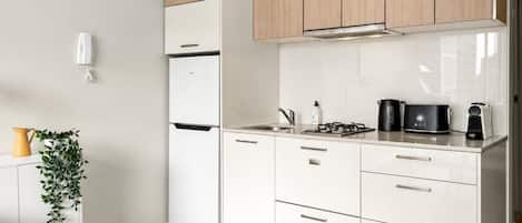 Cafetera y tetera, refrigerador, microondas y parrilla de estufa