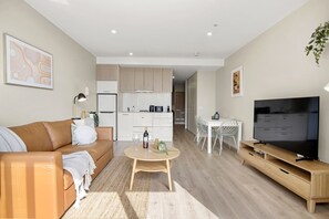 Smart-tv, boeken en een computerscherm