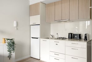 Kühlschrank, Mikrowelle, Herdplatte, Wasserkocher mit Kaffee-/Teezubehör