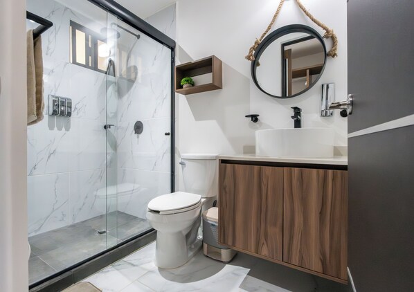 Toallas, jabón, papel de baño 