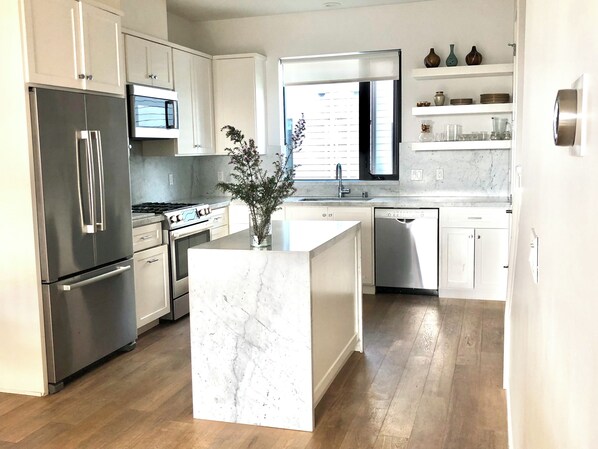 Private kitchen - 3-bedroom townhome in walkable Rockridge close to UC Berkeley and SF. (Oakland)