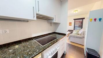 Fridge, microwave, oven, coffee/tea maker