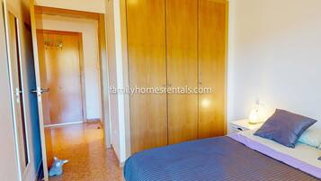 1 quarto, ferros/tábuas de passar roupa