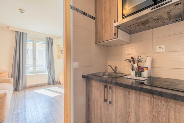 Frigorífico, microondas, placa de cocina y cafetera o tetera