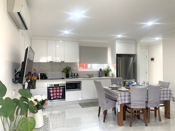 Refrigerador, microondas y horno 