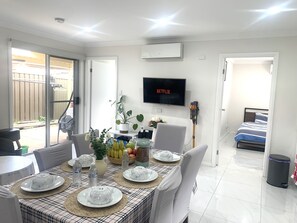 3 habitaciones, tabla de planchar con plancha, wifi y ropa de cama 