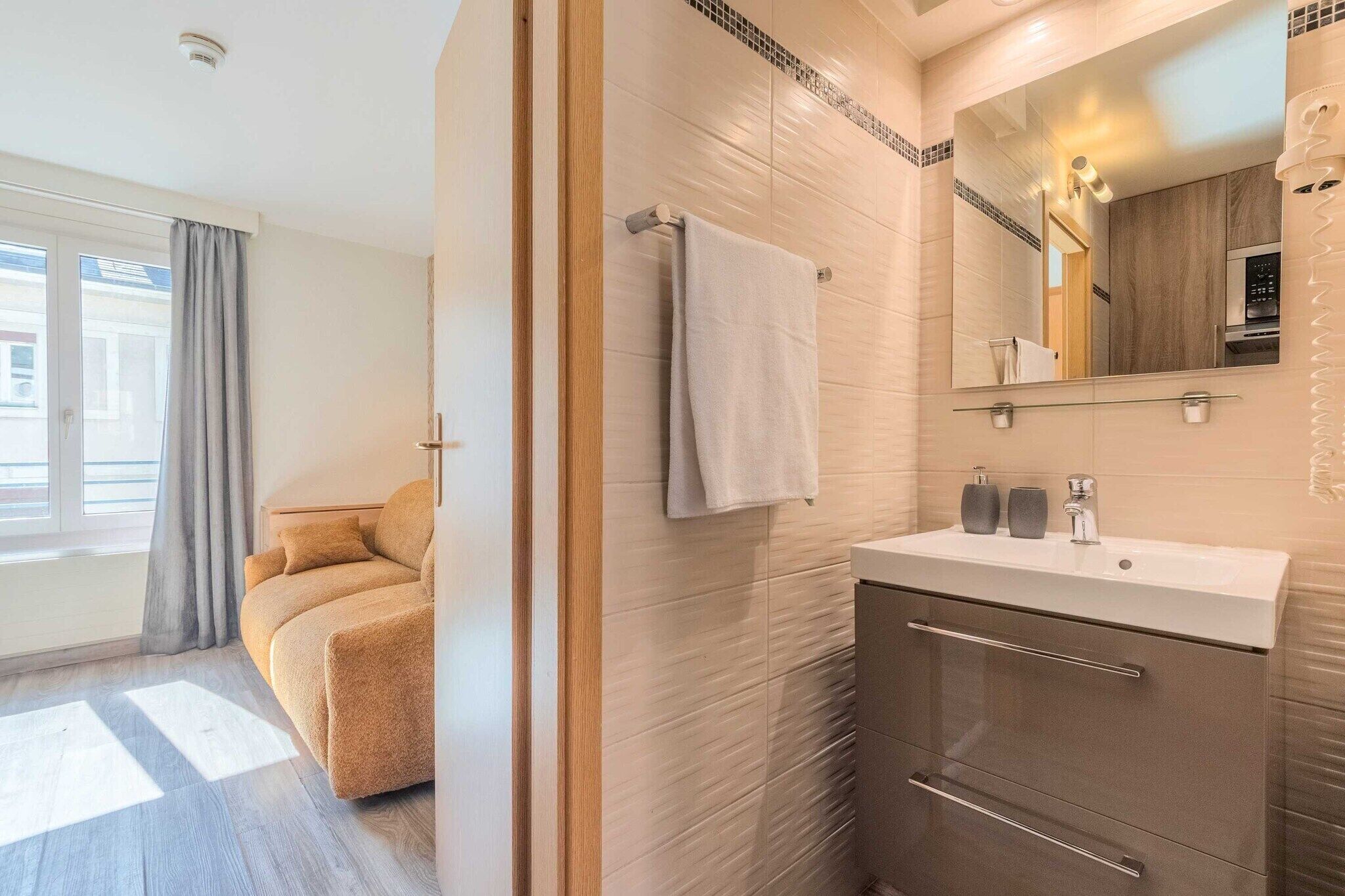 Shower, hair dryer, towels