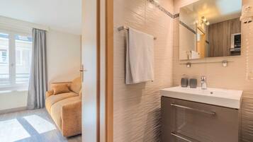 Shower, hair dryer, towels