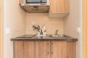 Geladeira, micro-ondas, cooktop, cafeteira/chaleira