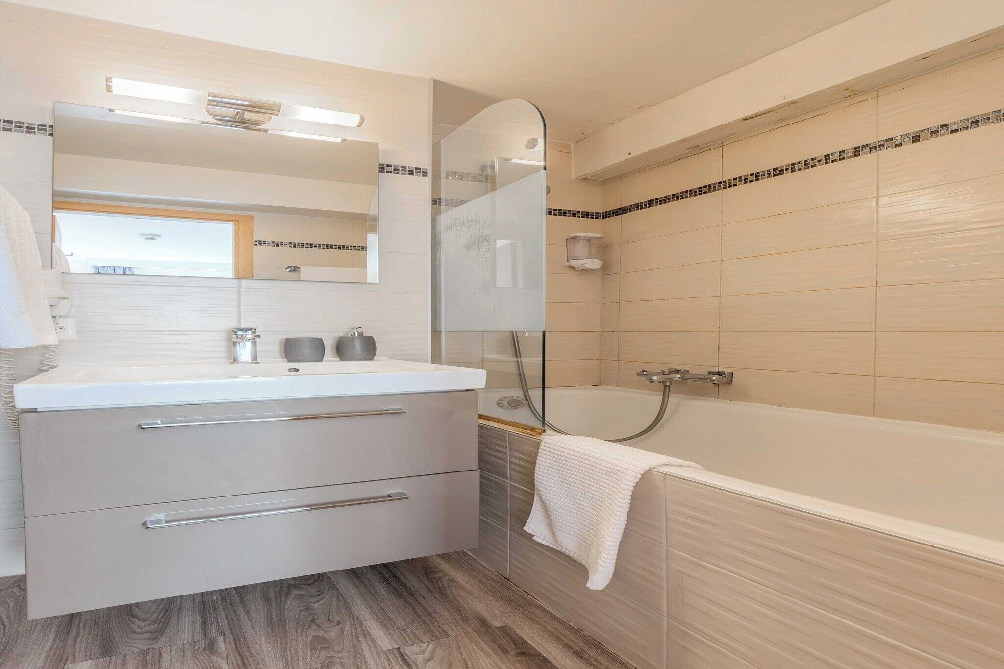 Shower, hair dryer, towels