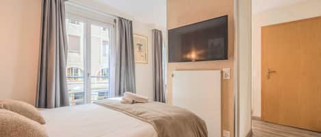 1 bedroom, desk, Internet, bed sheets